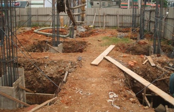 鄉村自建房，挖個坑插點鋼筋就算基礎？老包工頭忍不住笑了(圖2)