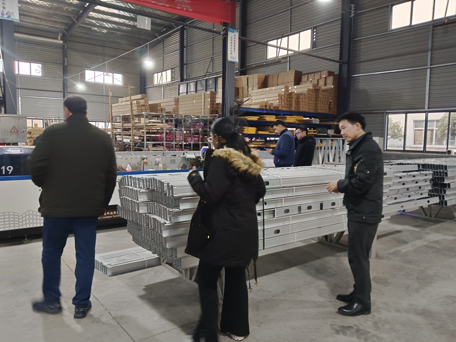 歡迎迪拜合作伙伴到睿婕輕鋼別墅工廠考察,此刻我們將進(jìn)入中東市場!(圖2) 歡迎迪拜合作伙伴到睿婕輕鋼別墅工廠考察,此刻我們將進(jìn)入中東市場!(圖2)