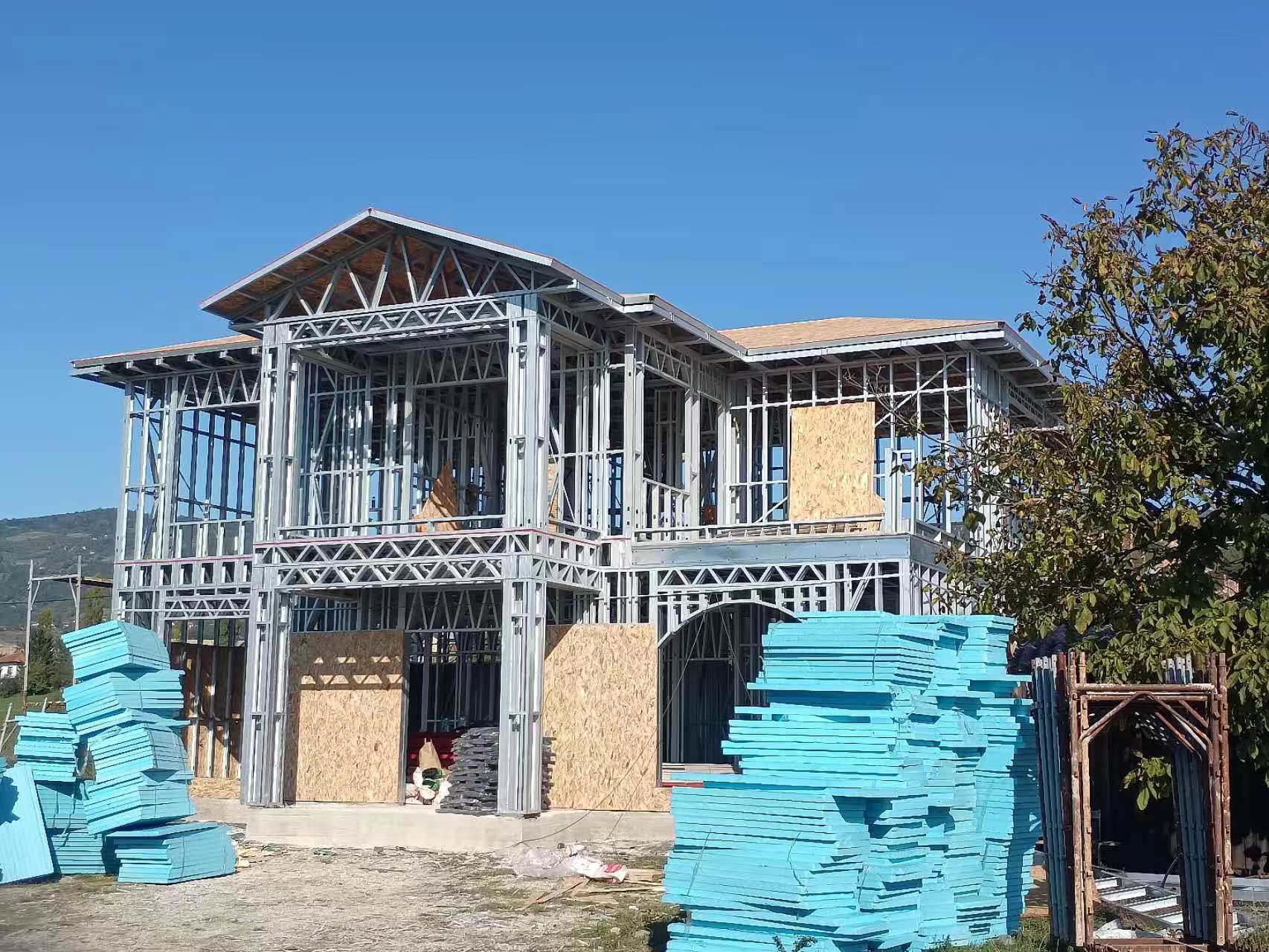 正在搭建中的輕鋼別墅