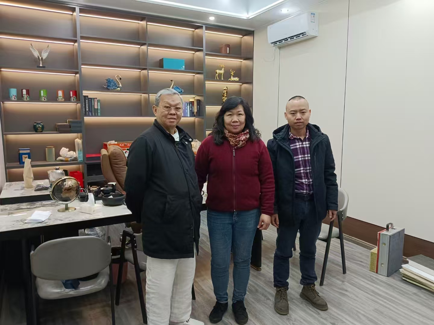 前來考察的國際友人與睿捷創(chuàng)始人何總合影 前來考察的國際友人與睿捷創(chuàng)始人何總合影